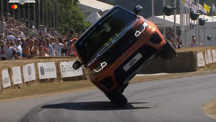 Neuvěřitelná jízda. Range Rover si dojel pro rekord na dvou kolech