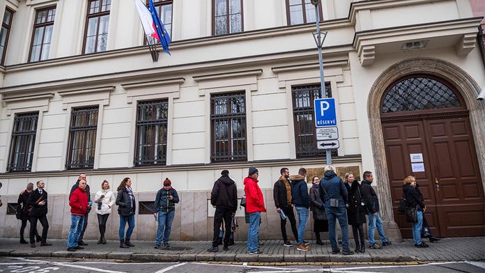 Zájem o volby je obrovský, hlásí komise. Lidé stáli na volební urnu fronty