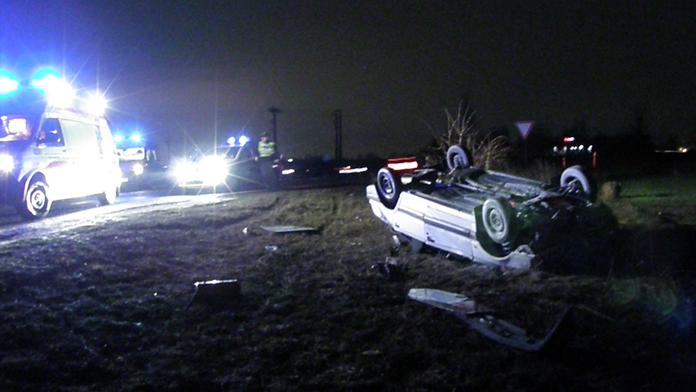 Řidička dostala smyk a obrátila auto na střechu