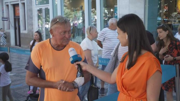 Před Primarkem v Praze čekaly stovky lidí. Hasiči je kropili vodou