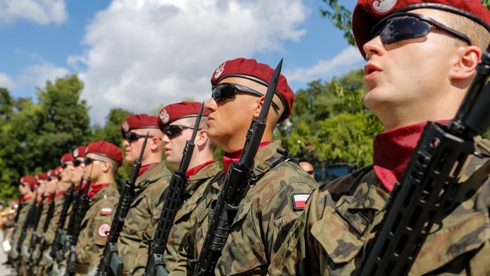 Jsme ve válce, prohlásil polský ministr. K hranicím pošle 17 tisíc vojáků