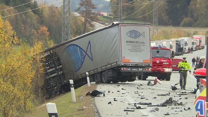 Auto vjelo do protisměru. Řidič nepřežil srážku s kamionem