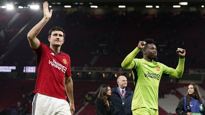 Harry Maguire (vlevo) a André Onana slaví výhru nad Kodaní