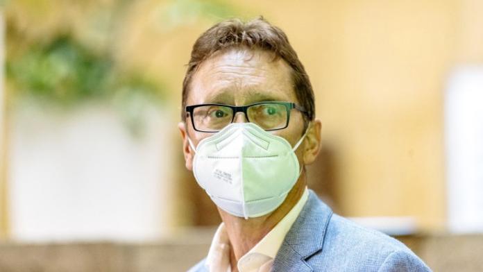 Vakcinologové nechtějí povinné očkování podle věku, u profesí jej podporují