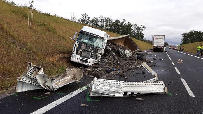 Tragické pondělí na silnicích: Zemřeli kamioňák i mladá žena