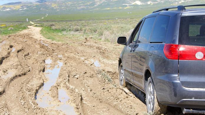Navigace nabídla řidičům cestu z kolony, sto aut uvízlo v bahně