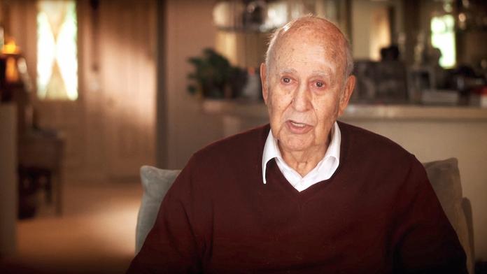 Zemřel herec, scénárista a režisér Carl Reiner (†98), zazářil i v Dannyho parťácích