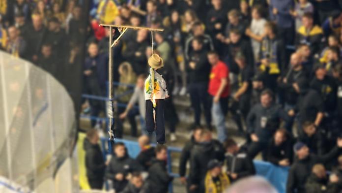Muž zapálil na hokejovém zápase hadrového oběšence. Hrozí mu dva roky vězení