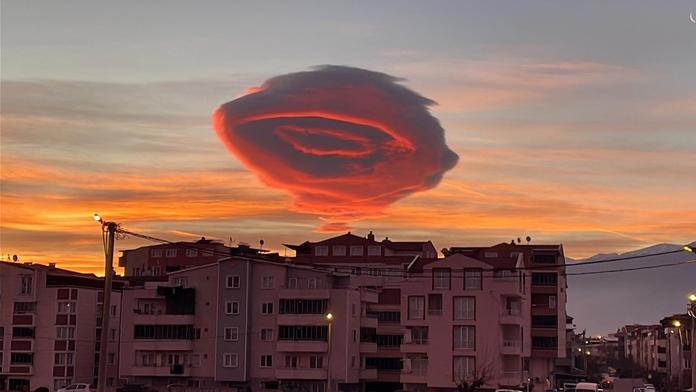 Tento mrak se objevil nad Tureckem před zemětřesením. Teď ho viděli v jiné zemi