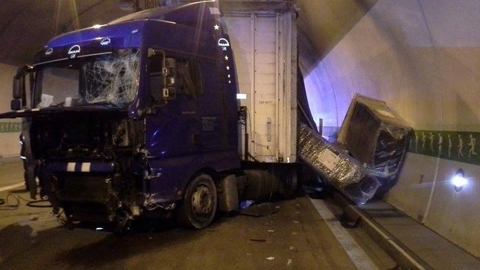 Řidič kamionu kýchnutím zastavil celou dálnici D5 směrem na Prahu