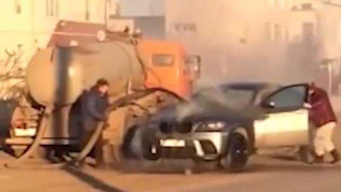 Záchrana, nebo pohroma? Hořící BMW hasili splašky z fekálního vozu