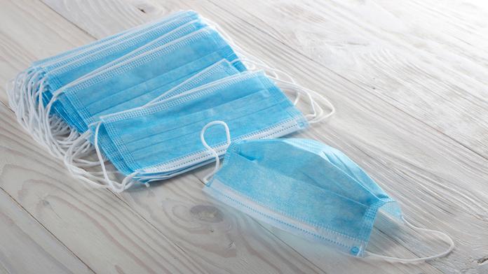 POZOR! Nošení dvou roušek je dočasné. Musíte mít respirátor, říká úřad