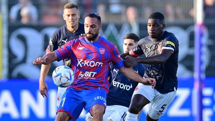 Slavia nepředvedla dobrý výkon, s Rakówem v úvodním duelu prohrála