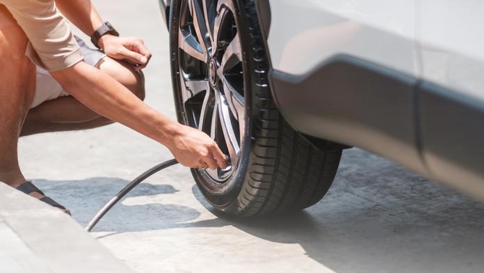 Špatný tlak v pneu znamená i vyšší spotřebu aneb proč zkontrolovat auto před dovolenou