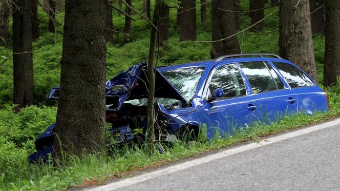 Muž přežil autonehodu na Kladensku, po ní ale dostal infarkt a zemřel