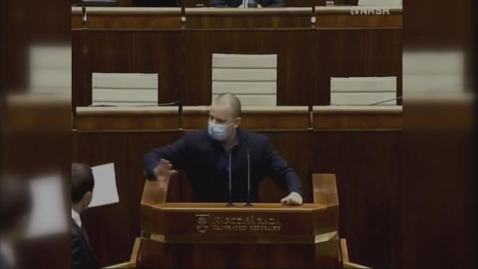 Ubrečenej nácku, napsal slovenský poslanec kolegovi. Začala strkanice