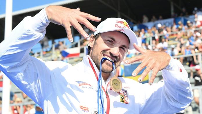Extravagantní design pro MS. Olympijský vítěz Fuksa má růžové nehty se smajlíky