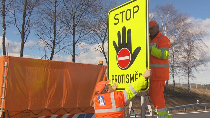 Značky měly bránit jízdě po dálnici v protisměru, nainstalovali čtyři