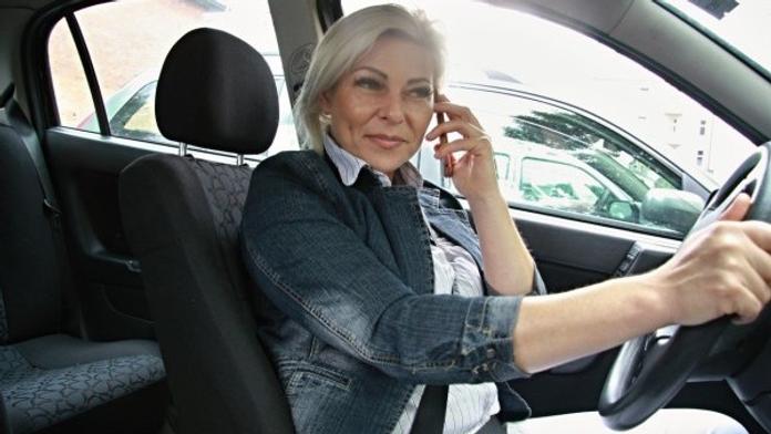 Řidiči se shodují, že řídit bez handfree je nebezpečné. Ale jen 47% z nich ho použije