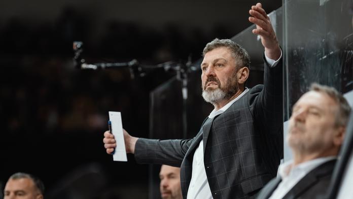 Podraz a skandál, hřměl v Pardubicích Nedvěd. Pustil se i do majitele Dynama