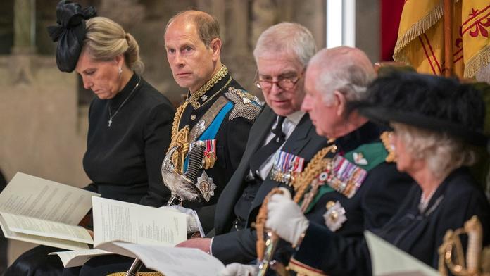 Princ Edward (druhý zleva), jeho manželka a bratři Andrew a Karel III. na pohřbu královny Alžběty II.