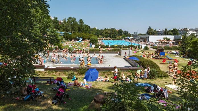 Koupaliště jsou plná! Lidé se nemají kde zchladit
