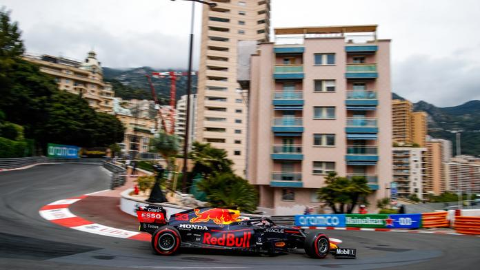 Verstappen poprvé ovládl závod v Monaku. Hamiltona sesadil z trůnu