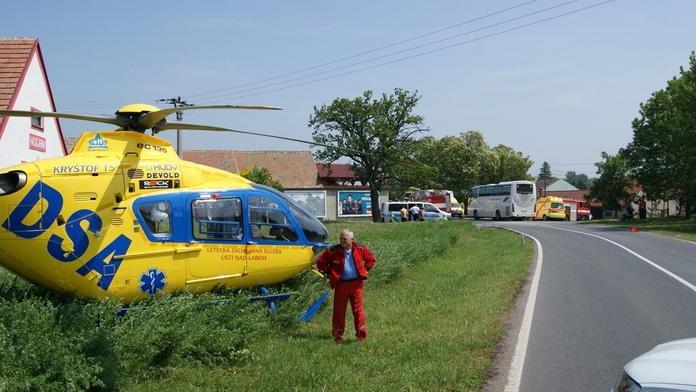 Autobus plný dětí se srazil s traktorem, 9 školáků se zranilo