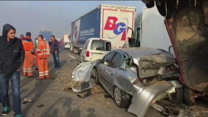 Srbskou dálnici zahalila mlha, při nehodách zemřelo 6 lidí! VIDEO