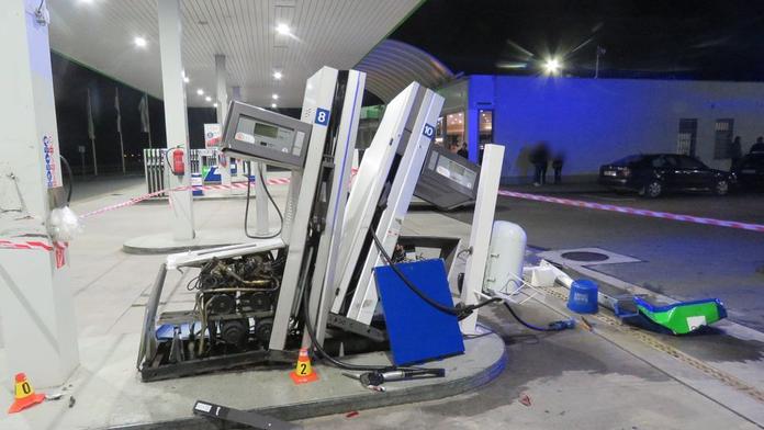 Kamioňák před jízdou popíjel, pak návěsem zdemoloval benzínku