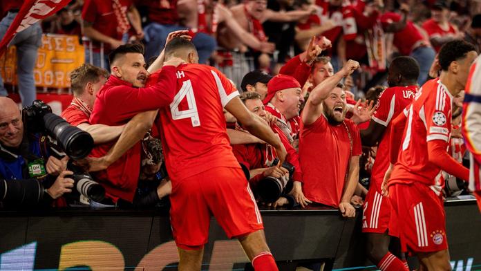 Fanoušci Bayernu ušlapali novináře do bezvědomí. Hrozí jim velký trest