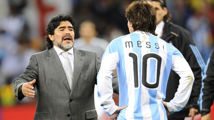 Maradona je po zákroku dál na JIPce. Messi mu poslal dojemný vzkaz