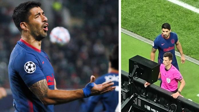 Zase ten Suarez! Sudímu šmíroval přes rameno, dostal za to kartu