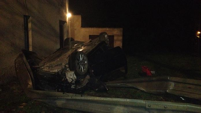 Řidič Golfu ujížděl policejní hlídce. Při havárii utrhl svodidla a skončil v cizí zahradě