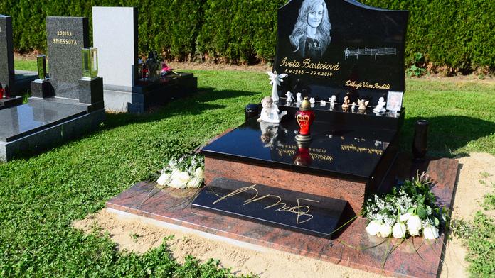 Tady odpočívá: Iveta Bartošová má konečně svůj HROB!