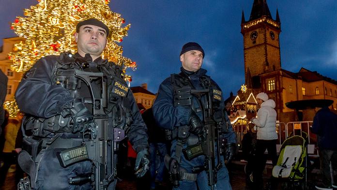 Zátarasy a ozbrojení policisté: Jak budou vypadat Vánoce u vás?