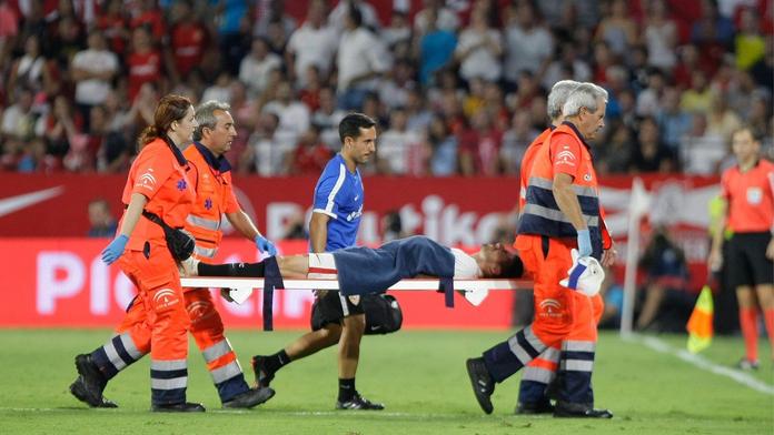 Horor ve Španělsku! Hráč Sevilly se brutálně zranil při zápase
