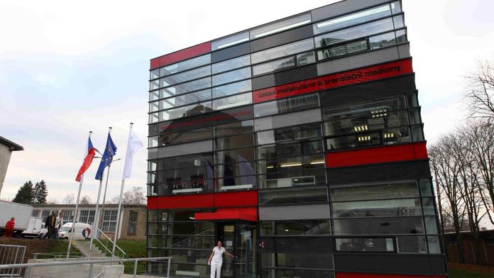 Covid-19 s námi bude ještě nejméně půl roku, tvrdí lékařský expert