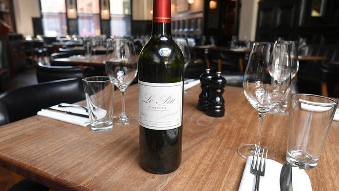 Restauraci omyl vyšel draho! Hostům rozlévala víno za 133 tisíc