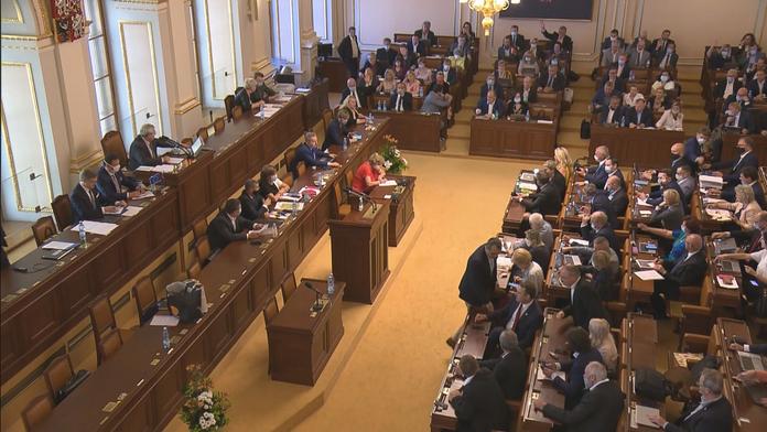 Poslanci budou řešit osud dětských skupin i energetických šmejdů