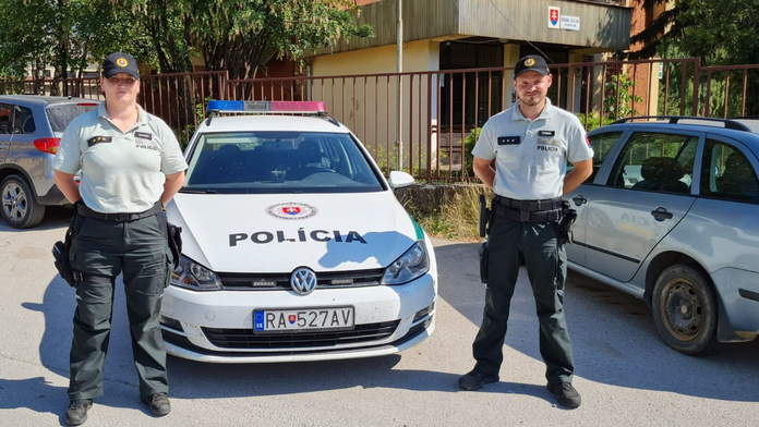 Policisté zachránili ženu z hořícího domu, sami skončili v nemocnici