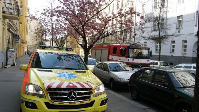 Chevrolet nedal přednost, skončil na střeše