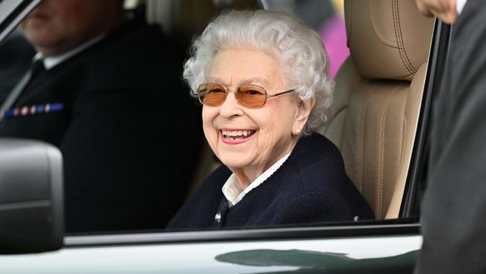 Královna září! Z auta pozorovala přehlídku koní na hradě Windsor
