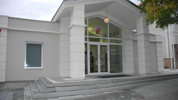 Dítě zemřelo po domácím porodu, pomoc zavolali pozdě. Rodiče bez trestu