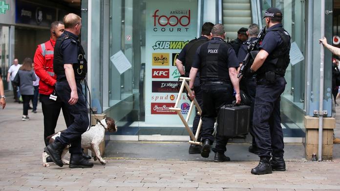 Další poplach v Manchesteru! "Je tu bomba!" vyděsil muž nakupující