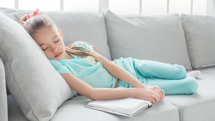 Dívka (14) přišla domů a usnula. Probudila se jako 46letá žena