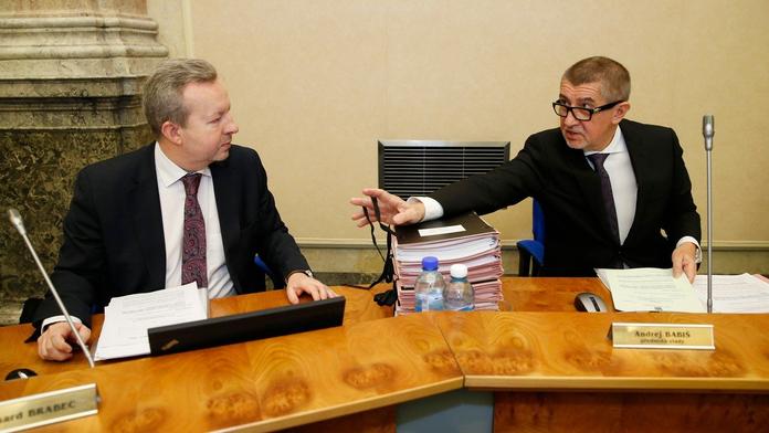 Noví zastupitelé si přilepší. Vláda schválila zvýšení odměn politikům