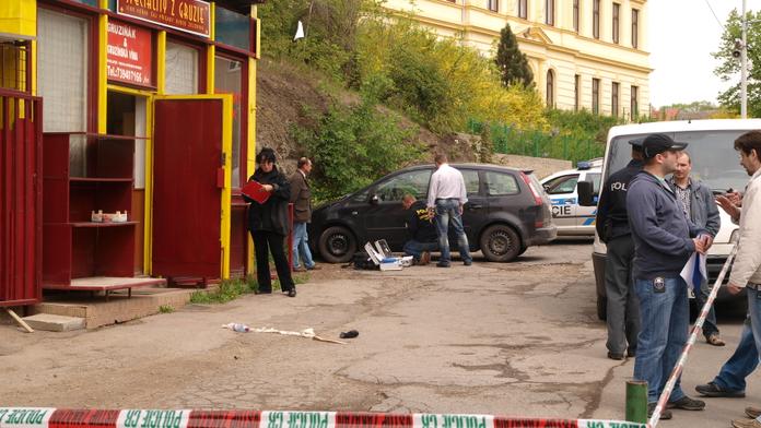 Přepadení herny v Praze! Barman se pral s lupičem, skončil v nemocnici!