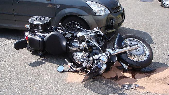 Motocyklista se v Praze srazil s autem