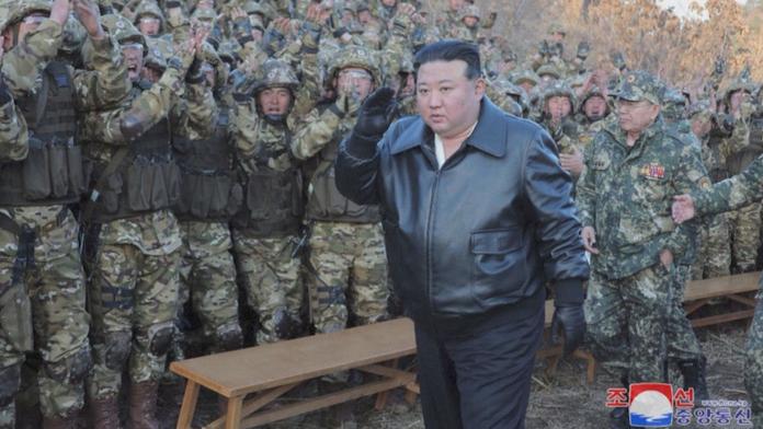 Kim Čong-un na vojenském cvičišti